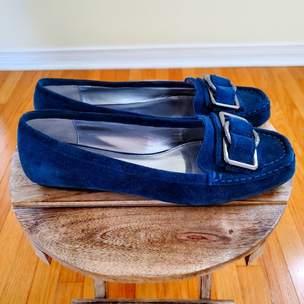 Shoes - Picture 2 of 4